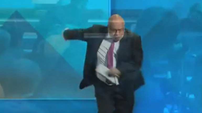 Ο υπουργός Οικονομίας της Γερμανίας έπεσε και… «τσακίστηκε» κατά τη διάρκεια ομιλίας του