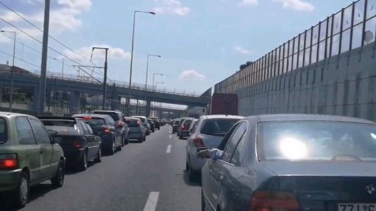 Μποτιλιάρισμα στην Αττική Οδό – Τροχαίο στο ρεύμα προς Ελευσίνα