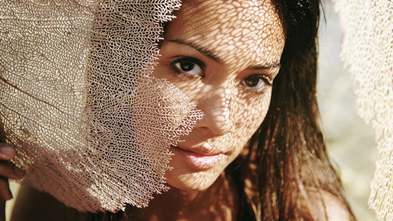 Πώς θα εξαφανίσετε τις πανάδες στο πρόσωπο με φυσικές θεραπείες