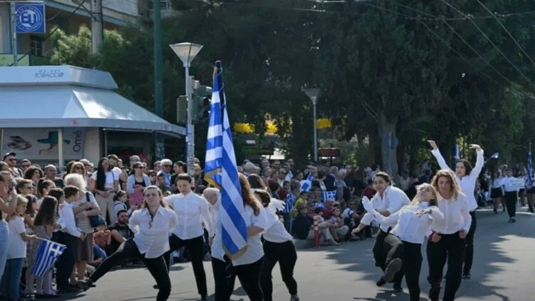 Εξηγήσεις από τις 10 κοπέλες για την «παρέμβασή» τους στη μαθητική παρέλαση – Αντίδραση Βούρου