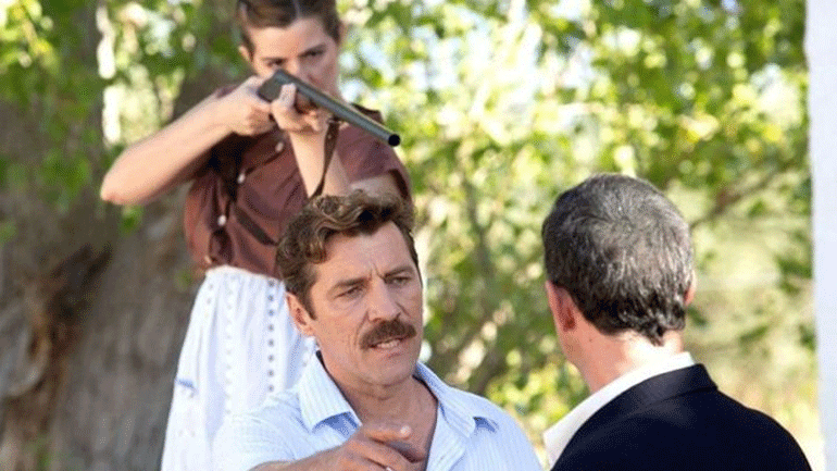 Άγριες Μέλισσες: Η Μυρσίνη ψάχνοντας απαντήσεις για το μανικετόκουμπο του Σέργιου, θα αναζητήσει τον Κυπραίο