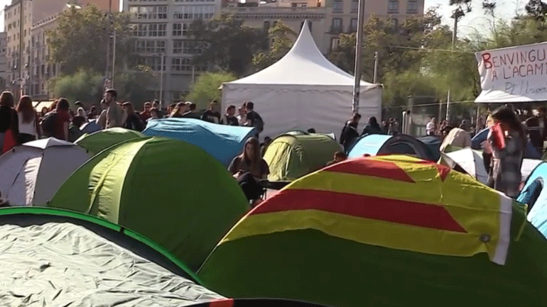 Εκατοντάδες νέοι κατασκήνωσαν στη Βαρκελώνη σε διαμαρτυρία για την καταδίκη των αυτονομιστών ηγετών