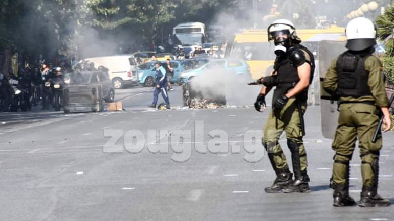 Φωτιές σε κάδους και επεισόδια έξω από την ΑΣΟΕΕ