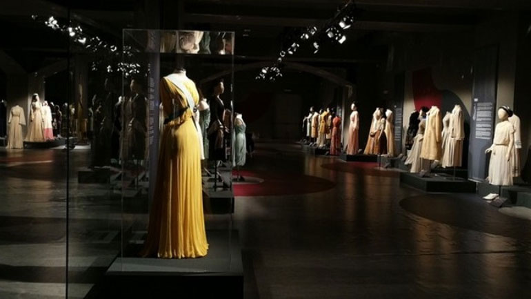 Εκατό χρόνια μόδας αρχαιοελληνικής έμπνευσης και νεότερης παράδοσης Εκατό χρόνια μόδας αρχαιοελληνικής έμπνευσης και νεότερης παράδοσης