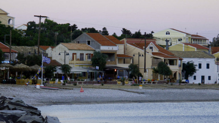 Στο σκοτάδι το λιμάνι των Οθωνών