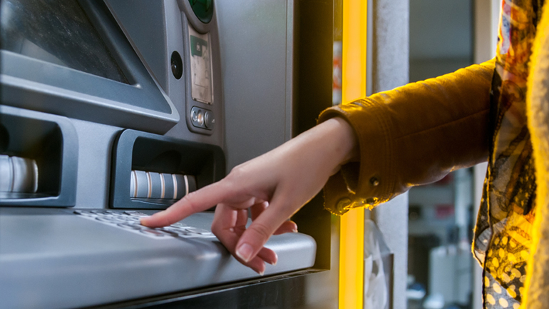 “Παγώνουν” οι αυξήσεις στις προμήθειες των τραπεζών