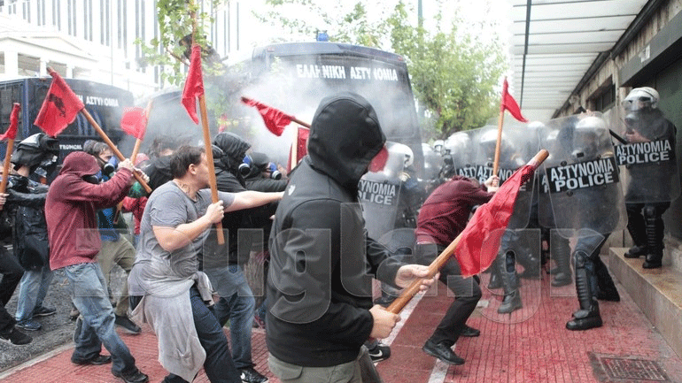 Μεγάλο συλλαλητήριο στο κέντρο της Αθήνας: Επεισόδια μεταξύ φοιτητών-αστυνομικών