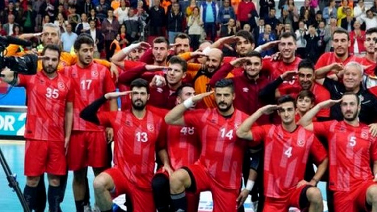 «Απόφαση-σκάνδαλο στην Ελλάδα: Ακύρωσαν συμβόλαιο παικτών της εθνικής ομάδας επειδή χαιρέτησαν στρατιωτικά»