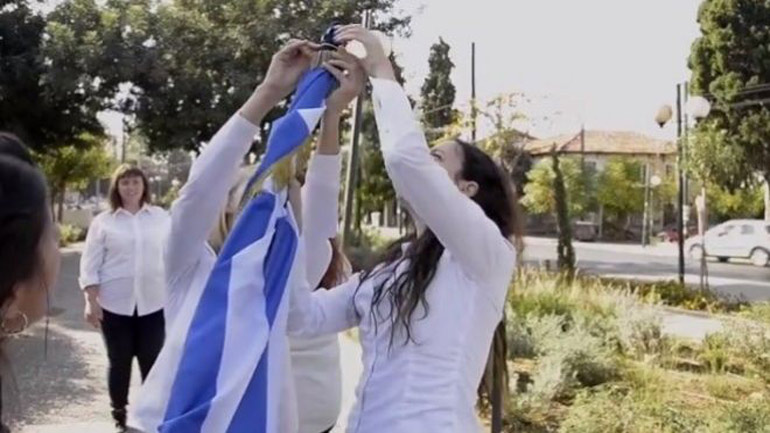 Οι «ακτιβίστριες» της μαθητικής παρέλασης έδωσαν στη δημοσιότητα βίντεο με το… backstage της «παρέμβασης»