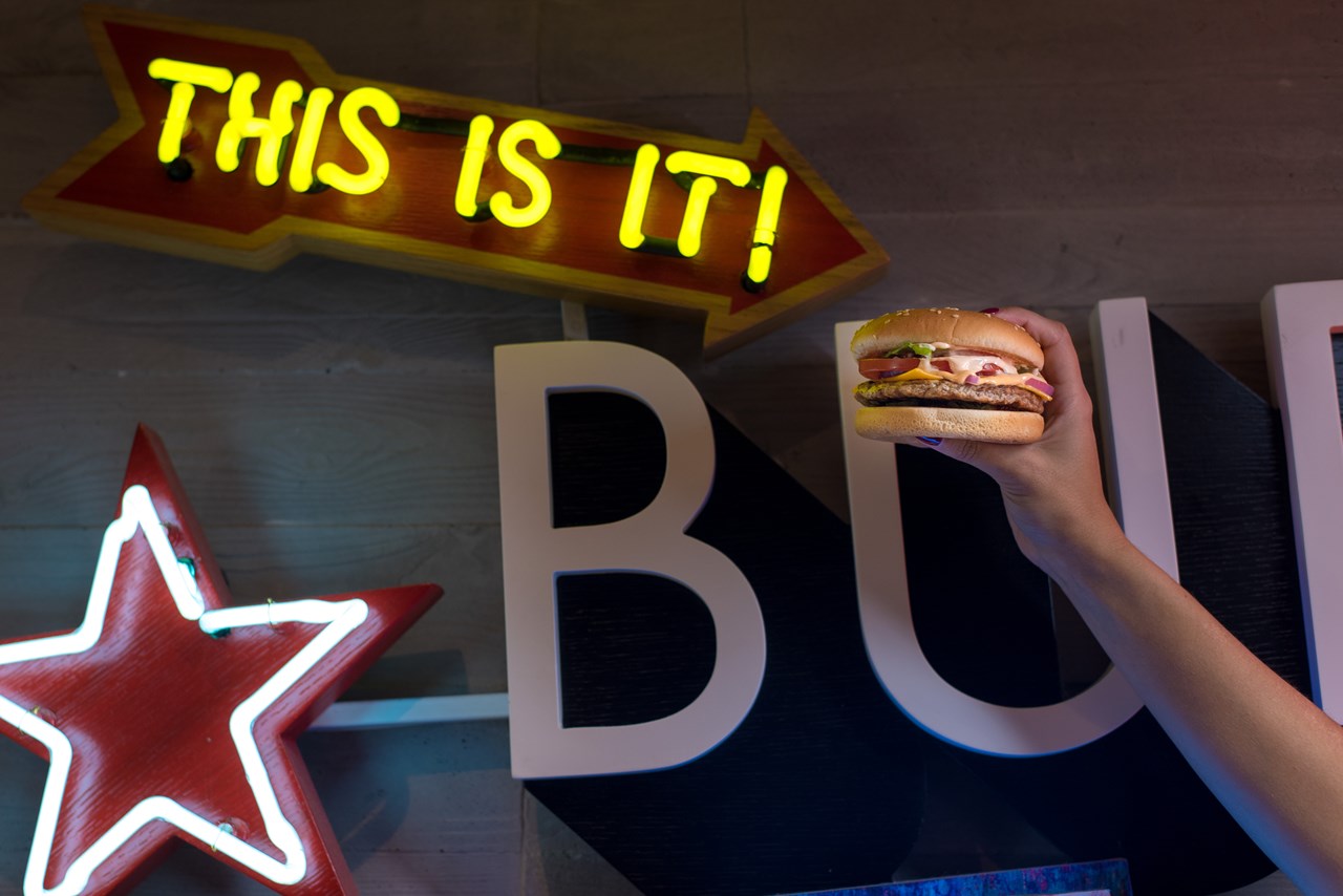 Άνδρας ακινητοποιήθηκε από αστυνομικούς έξω από τη Ντάουνινγκ Στριτ