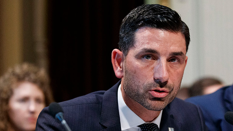 Politico: Ο Λευκός Οίκος σκοπεύει να κάνει τον Τσαντ Γουλφ νέο υπουργό Εσωτερικής Ασφάλειας