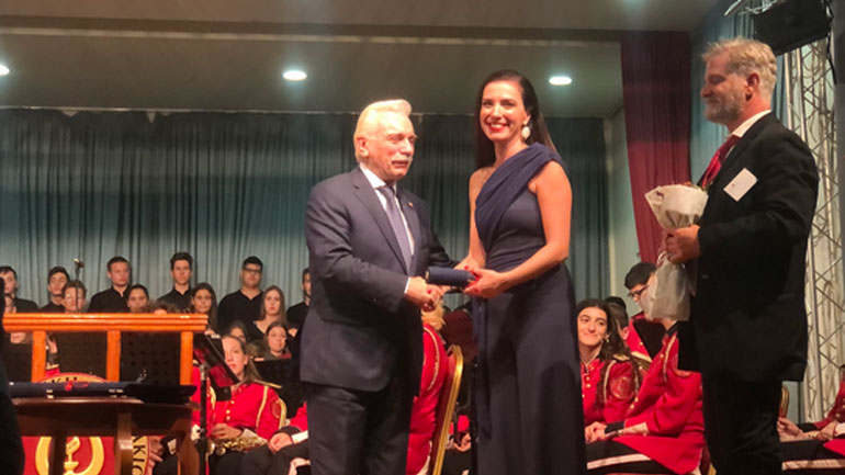 Η Φωτεινή Δάρρα τραγουδά για τον Ελληνικό Ερυθρό Σταυρό