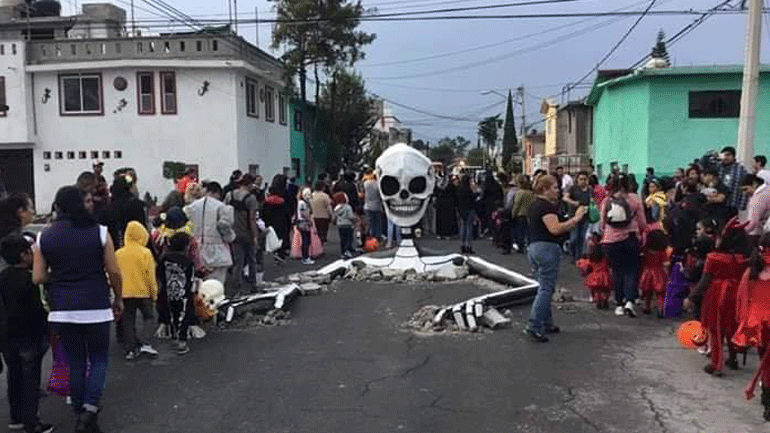 Μεξικό: Τεράστιος σκελετός αναδύεται από δρόμο για την «Ημέρα των Νεκρών»