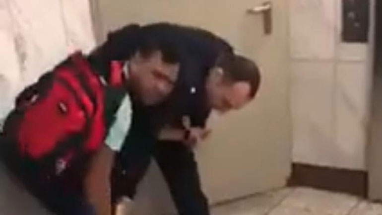 Οργή και θλίψη: Αστυνομικός συλλαμβάνει μικροπωλητή ομπρελών