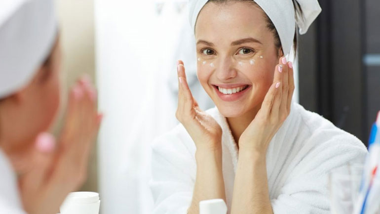 Γιατί δεν πρέπει να βάζετε την κρέμα ματιών σας το βράδυ σύμφωνα με τους ειδικούς;