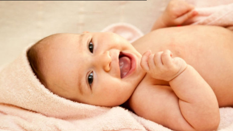 Τα μωρά χαμογελούν ώστε να τους το ανταποδώσουμε