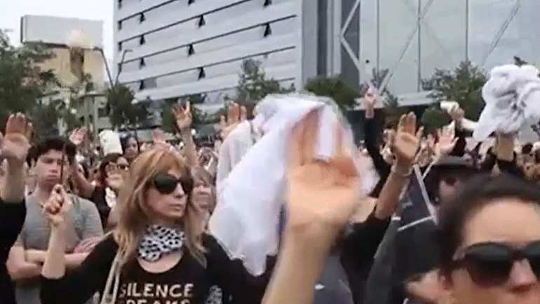 Σιωπηλή διαμαρτυρία γυναικών για τους νεκρούς της κρίσης στη Χιλή