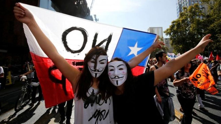 Με στολές εξωγήινων και μάσκες του Τζόκερ οι διαδηλωτές στη Χιλή