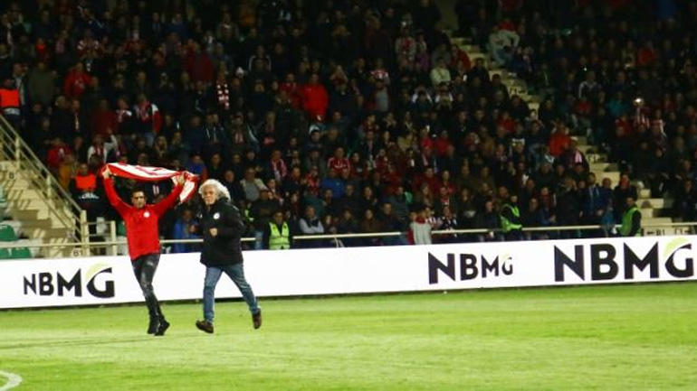 Ξάνθη-Ολυμπιακός: Εισβολή Τσουκαλά στο γήπεδο πριν την έναρξη του αγώνα στα Πηγάδια