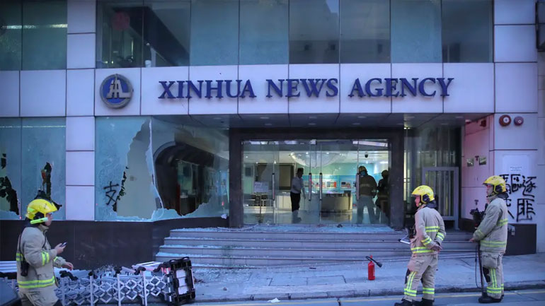 Κίνα: Βανδαλισμοί από διαδηλωτές στα γραφεία του Xinhua στο Χονγκ Κονγκ