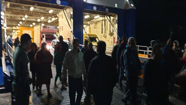 Κως: Ο δήμαρχος και κάτοικοι έστησαν μπλόκο με στόχο να εμποδίσουν την αποβίβαση προσφύγων στο λιμάνι