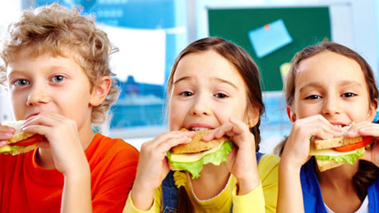 Φαγητό εκτός σπιτιού με τα παιδιά σας – Τι πρέπει να προσέχετε;