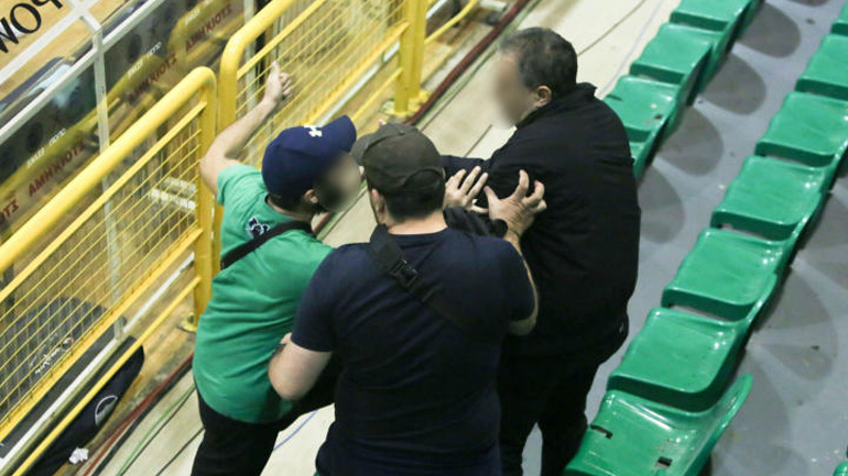 Παναθηναϊκός–Ολυμπιακός: Ένταση και ξύλο στο κλειστό του Αγίου Θωμά