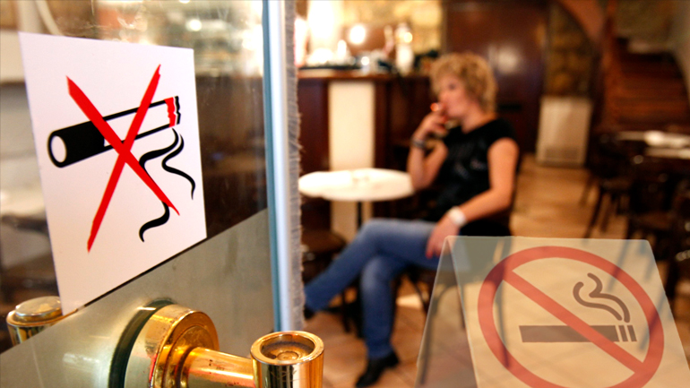 “Πογκρόμ” κατά των καπνιστών