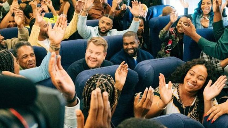Καραόκε σε αεροπλάνο για τον Kanye West και τη χορωδία του