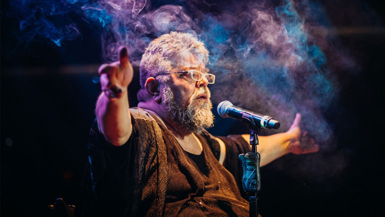 Ο Σταμάτης Κραουνάκης και η ομάδα Σπείρα Σπείρα στη Σφίγγα