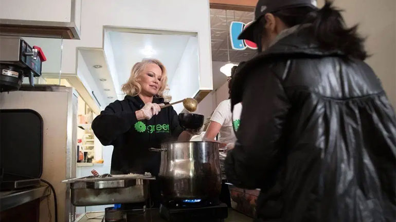 Η Πάμελα Άντερσον ζητεί vegan διατροφή στις φυλακές του Καναδά ως μέτρο εξοικονόμησης πόρων