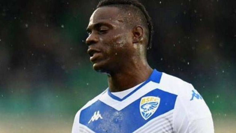 Αποχώρησε από το γήπεδο ο Μπαλοτέλι λόγω ρατσισικών συνθημάτων!