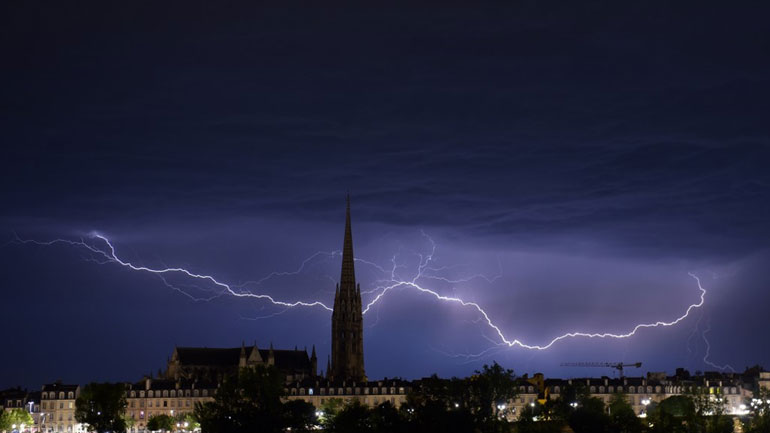 Τουλάχιστον 140.000 νοικοκυριά χωρίς ηλεκτρικό ρεύμα στη Γαλλία