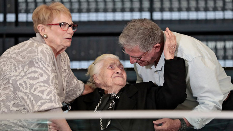 Η 92χρονη Μελπομένη Ντίνα γνωρίζει απογόνους ανθρώπων που έσωσε από τους Ναζί!