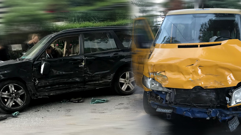 Τροχαίο με σχολικό λεωφορείο στη Βούλα Τροχαίο με σχολικό λεωφορείο στη Βούλα