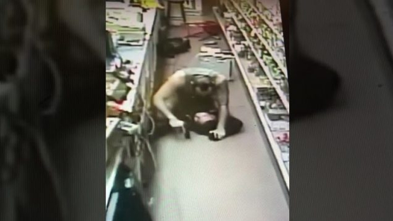 Ιδιοκτήτης καταστήματος ακινητοποιεί ληστή