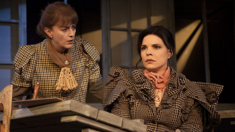 «Ψίθυροι» της Λίλλιαν Χέλλμαν στο Θέατρο Δημήτρης Χορν