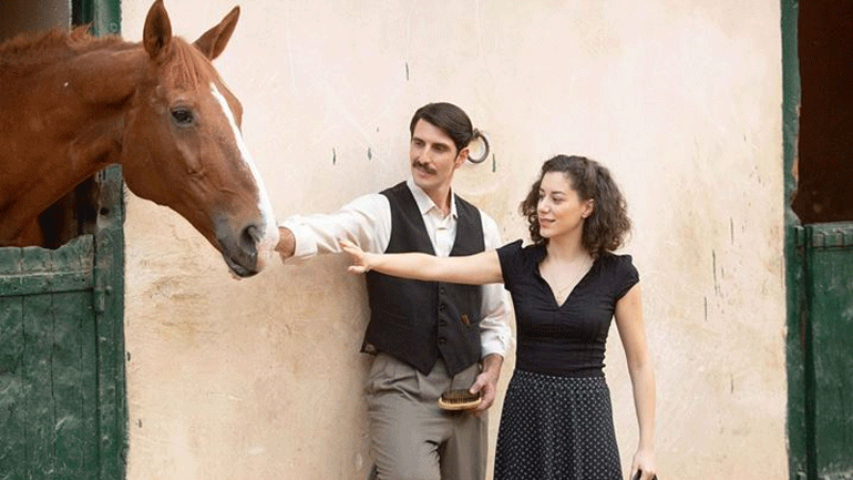 Άγριες Μέλισσες: Η Ελένη προσπαθεί να διώξει τον Λάμπρο μακριά της αλλά μάταια