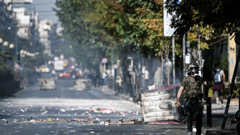 Επεισόδια έξω από την ΑΣΟΕΕ – Ισχυρές αστυνομικές δυνάμεις στην Πατησίων