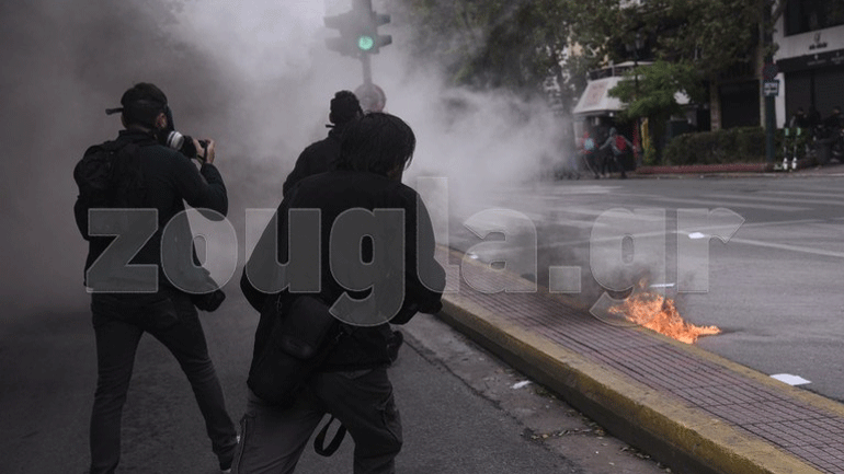 ΕΦΕ: Καταγγελία τραυματισμού φωτογράφου στα επεισόδια της μαθητικής πορείας