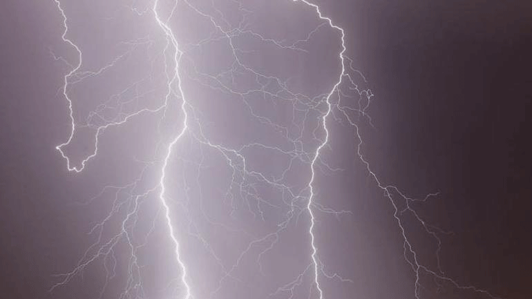 Κακοκαιρία: Τουλάχιστον 3.500 κεραυνοί έπεσαν το μεσημέρι της Δευτέρας