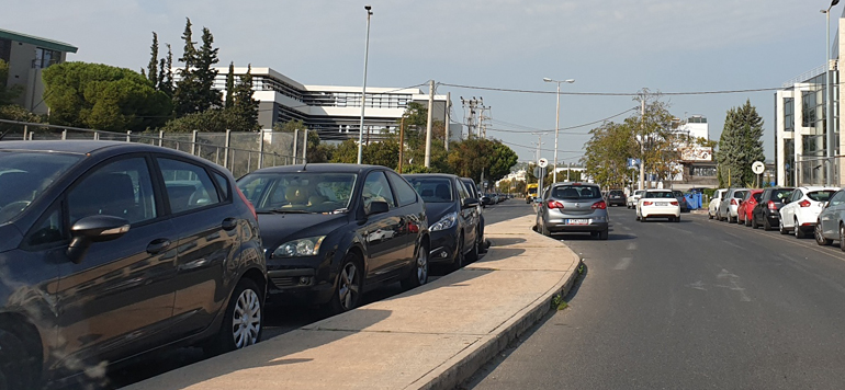 Καθημερινότητα στην Ελλάδα όπου οι οδηγοί παρκάρουν όπου θέλουν! (φωτό από την οδό Αμαρουσίου - Χαλανδρίου στο Μαρούισι)
