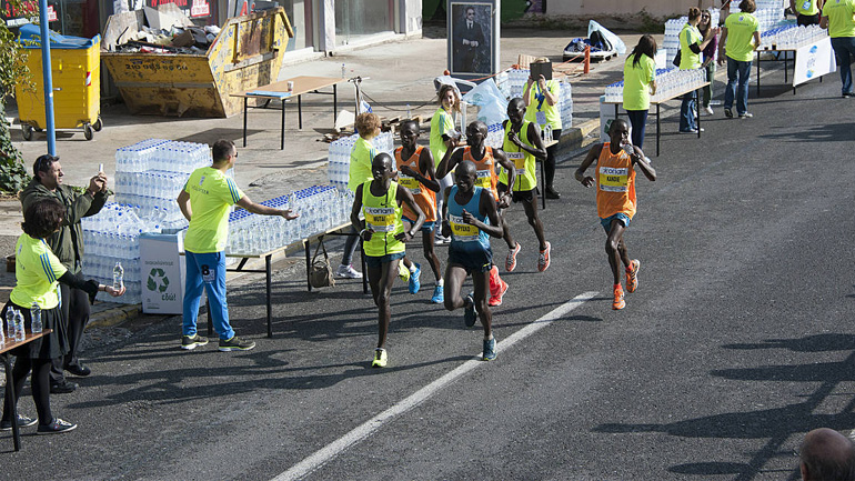 Εθελοντές: οι αθόρυβοι «δρομείς» του Μαραθωνίου