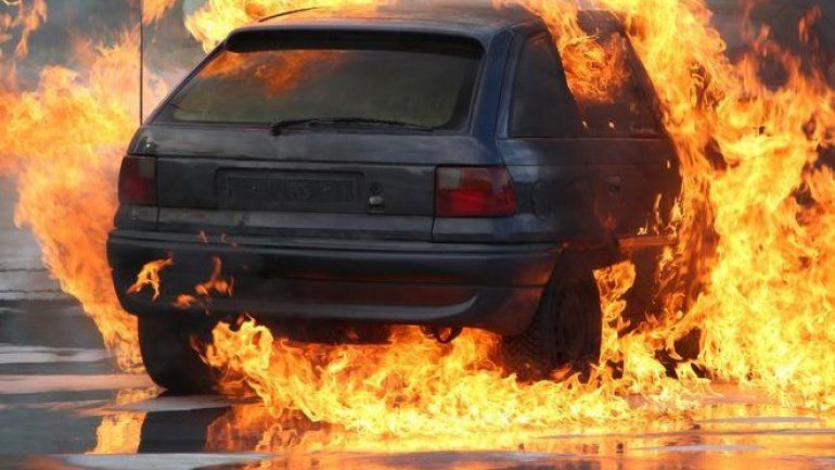 Καιγόταν ζωντανός στο όχημά του και οι περαστικοί τραβούσαν βίντεο