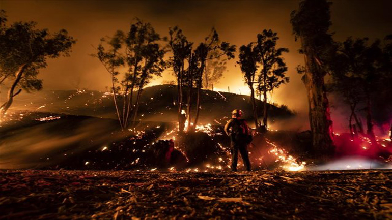 Καλιφόρνια: Ο Τραμπ απειλεί ότι θα «ψαλιδίσει» τα κονδύλια για τις πυρκαγιές