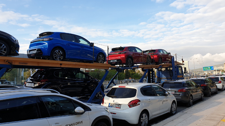 Τα Peugeot 208 πάνω στην νταλίκα 