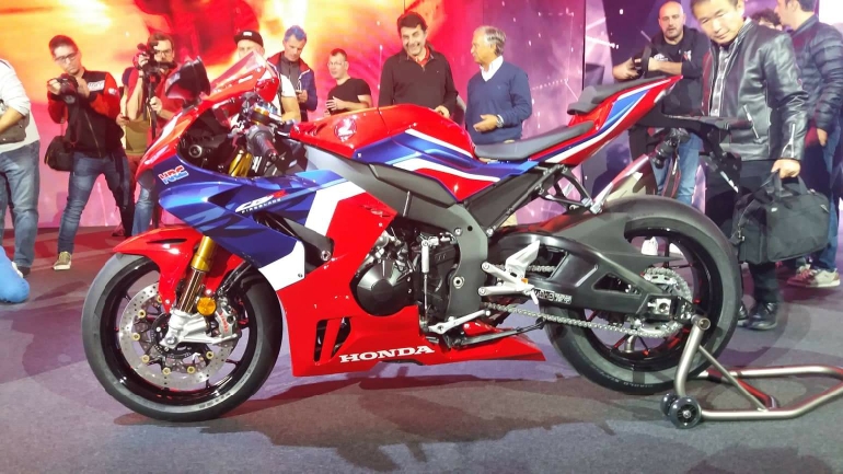 Απευθείας από Μιλάνο: Το ολοκαίνουριο Honda CBR1000RR-R!