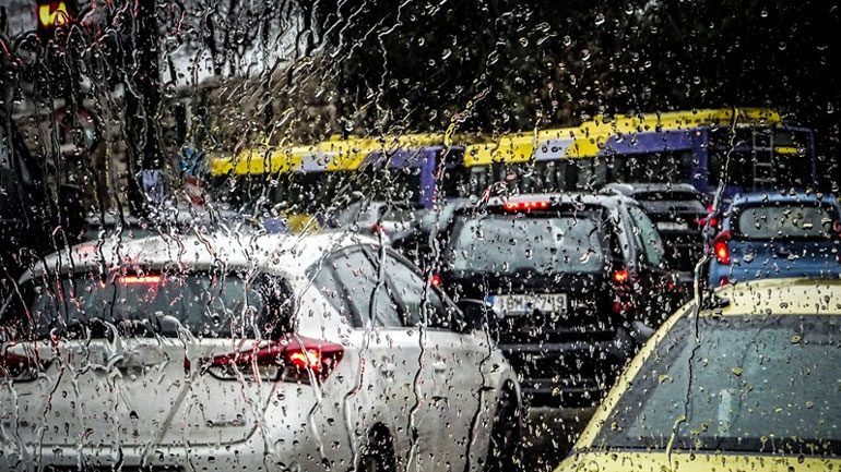 Στο «κόκκινο» η κίνηση στους δρόμους