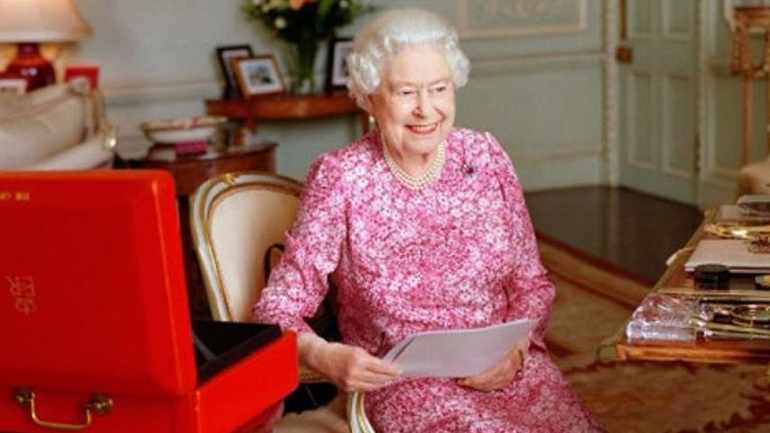 Αυτός είναι ο λόγος που η Βασίλισσα Ελισάβετ κάνει μόνη το μακιγιάζ της