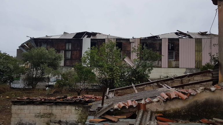 Θουρία: Ζημιές από τον ανεμοστρόβιλο σε εργοστάσιο και σε σπίτια